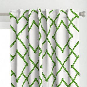 Panel de cortina de enrejado de bambú - Enrejado Osaka de willowlanetextiles - Panel de cortina personalizado de enrejado simple en blanco y verde Kelly de Spoonflower
