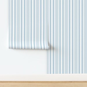 Papel pintado sin adhesivo de rayas azules, estilo costero, azul claro pálido, sencillo, clásico, náutico - Rayas acuarela de eti_enne. Papel pintado de Spoonflower.