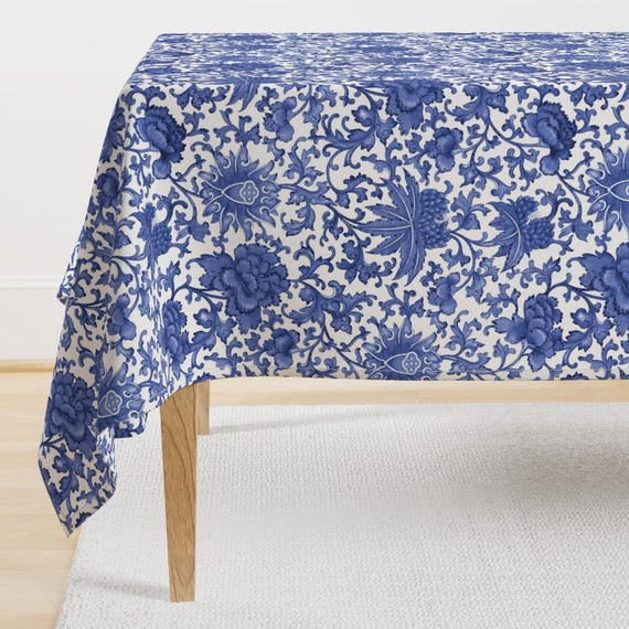 Florale Chinoiserie Tischdecke - A New Farmhouse von utart - English Cottage Viktorianische Toile Blau Blaue Baumwollsatin Tischdecke von Spoonflower