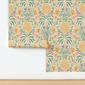 Bunte, tropische, nicht geklebte Tapete mit Ananas- und Palmenmotiven für den Sommer – Ananaspalmen von kristyndorsdesign, Tapete von Spoonflower