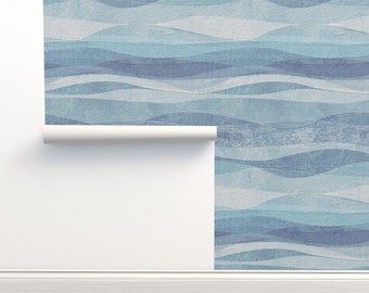 Papel pintado abstracto de olas marinas sin adhesivo, estilo costero náutico - Ola azul cielo de wren_leyland. Rollo doble de papel pintado de Spoonflower.