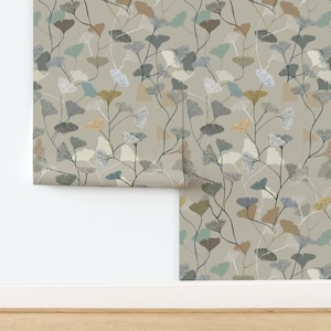 Neutrale ruhige Ginkgo Tapete - Ginkgo Blätter by design_dannick - Boho Blätter Erdtöne Tapete Doppelrolle von Spoonflower