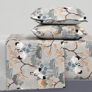 Può includere: Un set di biancheria da letto grigio e bianco con un motivo di gru e fiori. Il set comprende un lenzuolo piatto, un lenzuolo con angoli e due federe.