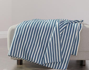 Coperta Preppy - Beach House Nautical Ocean Tropical Grandmillennial Wobbly Throw Blanket - Deep Blue Coastal Stripe S di kim_morrow