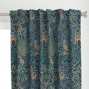 Puede incluir: Cortina azul oscuro con un patrón repetido de árboles, ciervos, ardillas y flores en tonos marrón, verde y blanco. El diseño tiene un tema de bosque caprichoso, adecuado para un dormitorio o sala de estar.