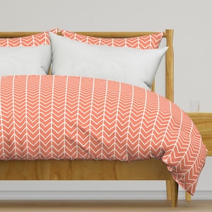 Ropa de cama Coral - Coral Chevron de ivieclothco - Funda de edredón o funda de almohada de satén de algodón abstracto en zigzag con diseño de chevron blanco de Spoonflower