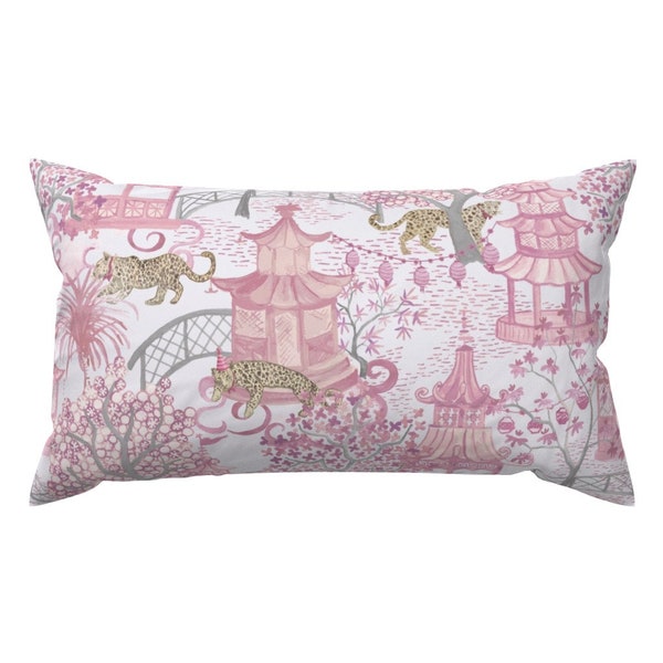 Roze chinoiserie lendekussen - grillige pagode vrouwelijk traditioneel rechthoekig accent sierkussen - vlinderdas luipaard door danika_herrick