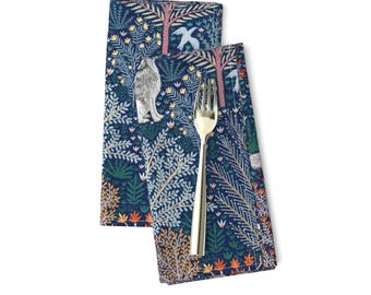 Conjunto de 2 guardanapos de jantar com tema de floresta - Animais Criaturas da floresta Guardanapos de pano para a noite - Animais da floresta em fundo azul por rebecca_reck_art