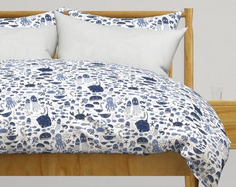Biancheria da letto Ocean Animals - Under The Deep Blue Sea di red_raspberry_design - Copripiumino in raso di cotone nautico o federe per cuscini di Spoonflower
