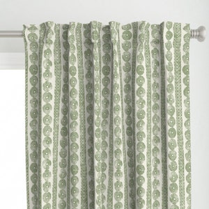 Panel de cortina de rayas verde salvia - Pasamanería en verde de apostrofodesign - Panel de cortina personalizado con estampado de bloques geométricos boho de Spoonflower