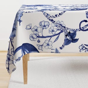 Botanisch toile-tafelkleed - Chinoiserie Whimsy by pattern_garden - Chinoiserie Hollywood Regency katoensatijn tafelkleed van Spoonflower