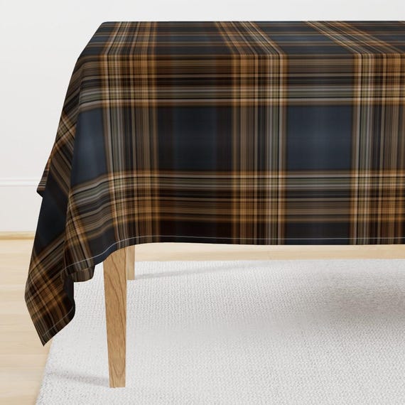 Blau Braune Schottenkaro Tischdecke - Fine Line Plaid vonnorther_whimsy - Traditionelle englische schottische Tischdecke aus Baumwollsatin by Spoonflower
