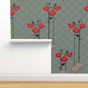 Maximalistische ungeklebte Tapete - Jugendstil Rote Mohnblumen von Michakobyakov - Art Deco Rote Mohntapete Doppelrolle von Spoonflower