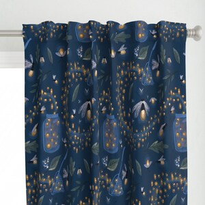 Op de afbeelding: Blauwe gordijnen met een herhalend patroon van vuurvliegjes in potten, netten en bladeren. De vuurvliegjes gloeien geel.