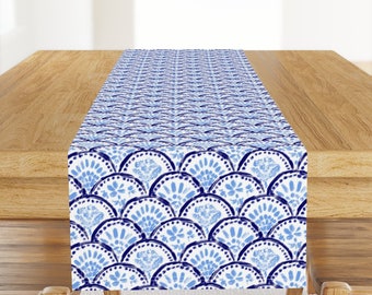 Chintz Blue Table Runner - Chinese Blue Mix Waves de helenpdesigns - Chinoiserie Cobalt Blue White Cotton Sateen Table Runner de Spoonflower