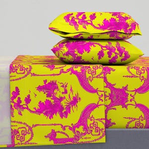 Pode incluir: Um conjunto de roupa de cama estampado em amarelo e rosa com um design floral. O conjunto inclui um lençol de cima, um lençol de baixo e duas fronhas.