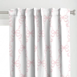 Puede incluir: Cortinas blancas con un patrón de lazos rosas. Los lazos están dispuestos en un patrón repetitivo.