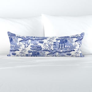 Pagoda Chinoiserie XL Lendenkissen - Blaue Weide von whitneyenglish - Blue Toile Garden Extra Großes Rechteckiges Lendenkissen von Spoonflower