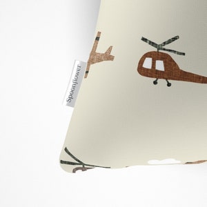 Cojín decorativo bohemio con diseño de aviones - Helicópteros en beige neutro, caprichoso y bonito - Aviones sobre arena de ivieclothco imagen 5
