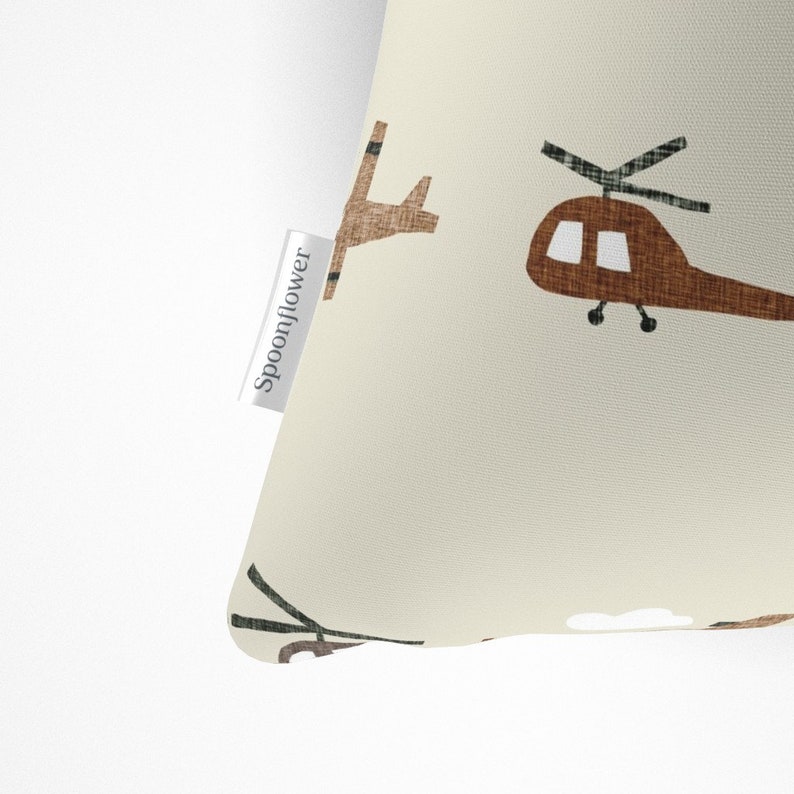 Cojín decorativo bohemio con diseño de aviones - Helicópteros en beige neutro, caprichoso y bonito - Aviones sobre arena de ivieclothco imagen 5