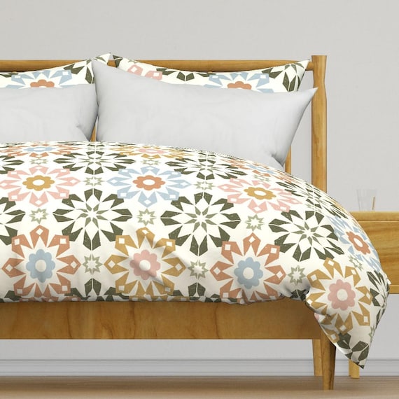 Faux Tile Bettwäsche - Warm Boho Star by helenbowler - Geometrischer, moderner Boho Eclectic Rustikaler Bettbezug aus Baumwollsatin oder Kissenbezüge