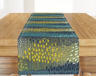Abstrakcyjny bieżnik na stół - Cosmic Particles autorstwa friztin - Aurora Borealis Blue Green Mod Impressionist Cotton Sateen Table Runner autorstwa Spoonflower