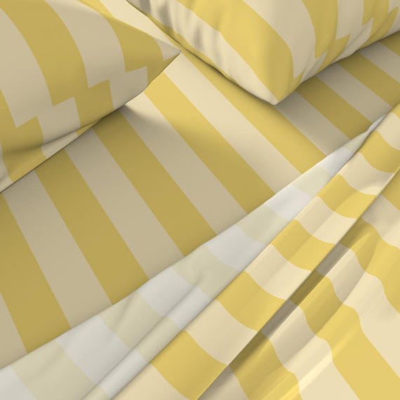 Gelb gestreifte Bettwäsche - Bananen- und Buttergelb von 3rittanylane - Vertikale breite Streifen mutige Baumwollsatin Bettwäsche von Spoonflower
