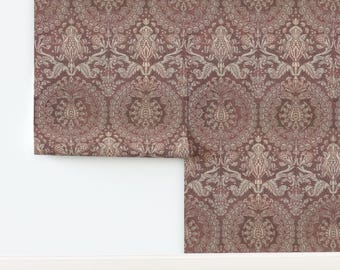 Malve Paisley Tapete (nicht vorgekleistert), verziert, malvenfarben, gewebt, verblasstes Rosa – verziertes malvenfarbenes Damastmuster von peacoquettedesigns, Tapete von Spoonflower