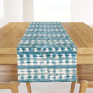 Bieżnik Shibori – niebieski, indygo, barwiony metodą tie-dye, rustykalny, preriowy, wiejski, bawełniany, satynowy, bieżnik – rustykalny, barwiony metodą indygo, autor: alison_janssen