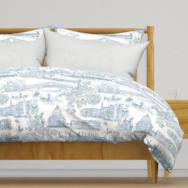 Parure de lit en toile de Venise - Toile de Venise bleue par helenpdesigns - Housse de couette ou taies d'oreiller en satin de coton Italie Toile De Jouy par Spoonflower