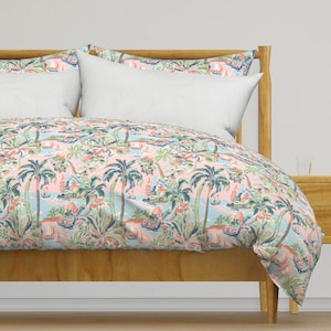 Ropa de cama Grandmillennial - Tropic Toile Pink de whitneyenglish - Funda de edredón o funda de almohada de satén de algodón con estampado de toile caprichoso de Spoonflower