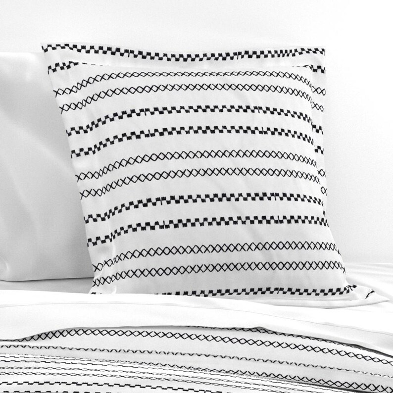 Ropa de cama de tela de barro - Puntada en X negra y puntada de ferrocarril de eti_enne - Funda nórdica o fundas de almohada de satén de algodón con líneas de puntada de cruz a rayas imagen 8
