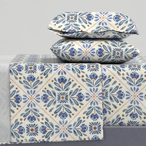 Medelhavskakel - Folk Tiles Xl av silvanilla - Blå blommig botanisk akvarell bomullssatin lakanset sängkläder av Spoonflower