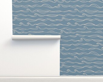 Papel pintado sin adhesivo Calm Waters, estilo náutico moderno, con olas serenas de playa - Ocean Waves de dottieandcaro. Rollo doble de papel pintado de Spoonflower.