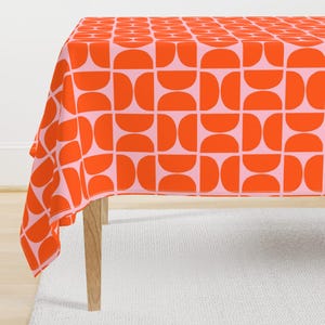 Mantel de estilo moderno de mediados de siglo - Gran semicírculo estilo mod de anda - Mantel retro de satén de algodón de la era atómica de los años 60 en rosa, rojo y naranja de Spoonflower.