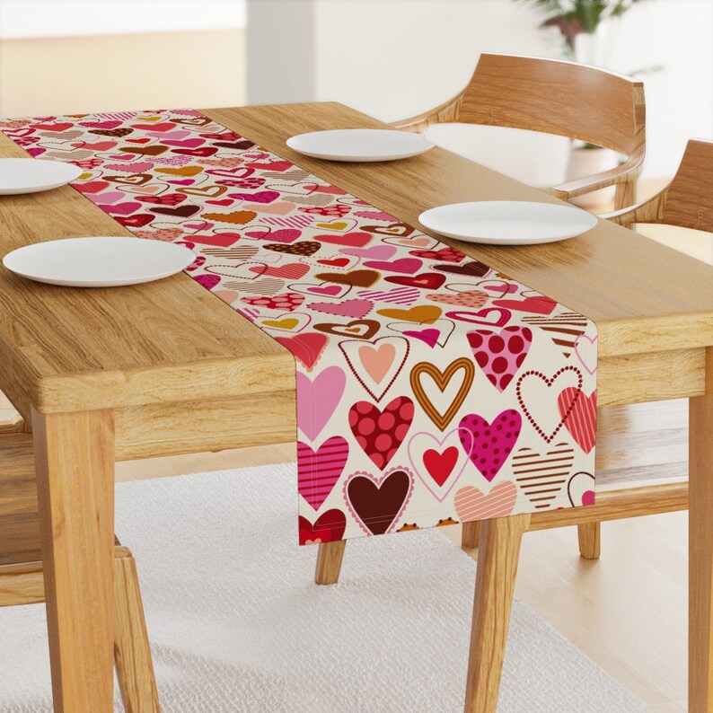 Kitsch Hearts Table Runner - Love Hearts Valentine Valentines Day Pink ...