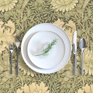 Florale antike Tischdecke - Morris Chrysantheme von peacoquettedesigns Viktorianische romantische Baumwollsatin Tischdecke von Spoonflower Bild 3