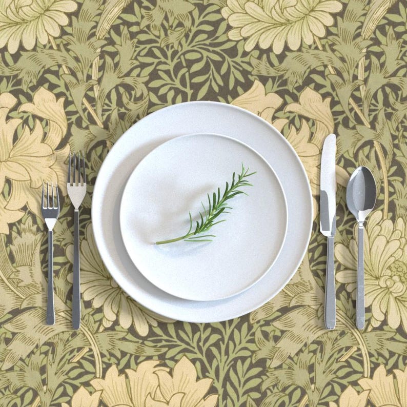 Florale antike Tischdecke - Morris Chrysantheme von peacoquettedesigns Viktorianische romantische Baumwollsatin Tischdecke von Spoonflower Bild 3
