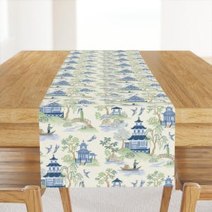 Caminho de mesa Chinoiserie - Pagode, paisagem asiática inspirada em Toile, caminho de mesa tradicional em algodão acetinado - Chinoiserie por barbarapixton