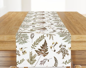 Chemin de table botanique - Fougères pressées par janelle_wooten - Chemin de table nature, fougères, fleurs sauvages, jardin en satin de coton par Spoonflower