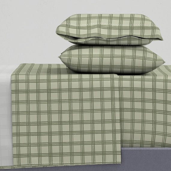 Sage Grün karierte Bettwäsche - Dreifach kariert von sinaokeeffedesign - Rustikale Baumwollsatin Bettwäsche mit Fensterscheibenmuster von Spoonflower