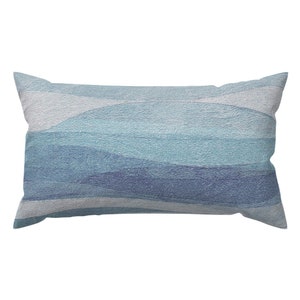 Abstrakt havsvågig ländryggskudde - Kustnära nautisk modern lantlig rektangulär accentkudde - Våg himmelsblå av wren_leyland