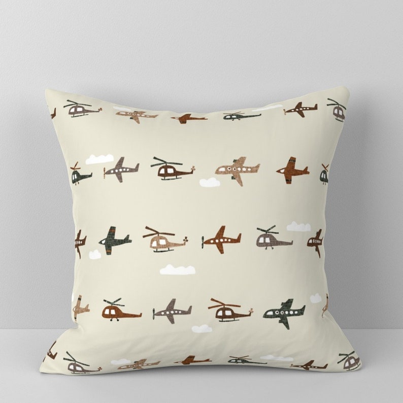 Cojín decorativo bohemio con diseño de aviones - Helicópteros en beige neutro, caprichoso y bonito - Aviones sobre arena de ivieclothco imagen 3