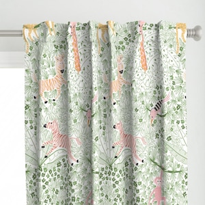 Panel de cortina con diseño de safari: Safari caprichoso de vivdesign: panel de cortina personalizado a gran escala con diseño de animales caprichosos para guardería de Spoonflower