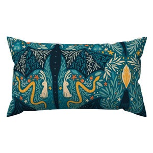 Almohada lumbar Folk Dragons - Cojín decorativo rectangular con temática botánica de cuento de hadas para habitación infantil - Amigos del Bosque Encantado, de writtenbykristen