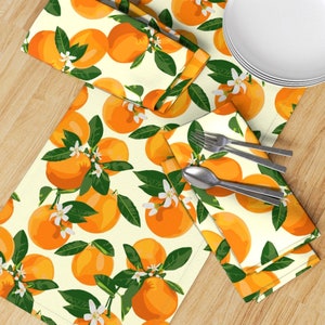 Camino de mesa de cítricos - Frutas de verano Naranjas Botánica Comida Camino de mesa de satén de algodón - Naranjas y flores sobre crema II de kaileyhawthorn imagen 3