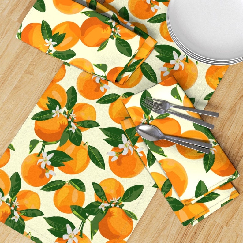 Camino de mesa de cítricos - Frutas de verano Naranjas Botánica Comida Camino de mesa de satén de algodón - Naranjas y flores sobre crema II de kaileyhawthorn imagen 3