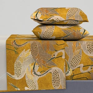 マキシマリズム シーツ - ゴールデンアワークレーン（shellyreneedesigns） - アールデコ調の鳥柄ボヘミアン風クレーン柄 ラグジュアリーコットンサテンシーツセット 寝具（Spoonflower）