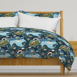 Ropa de cama extravagante: mapa Seek Adventure de sarah_mcalpine_art: funda de edredón o funda de almohada de satén de algodón azul Treasure Lagoon de Spoonflower