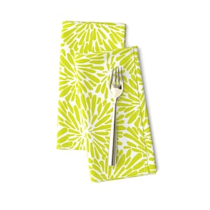Chartreuse bloemenservetten (set van 2) - Acid Green Mums door bevestudio - Kleurrijke abstracte grafische stoffen servetten jaren 60 van Spoonflower
